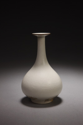 图片[1]-Imitation Ding kiln white glaze carved jade pot spring vase with branch pattern-China Archive